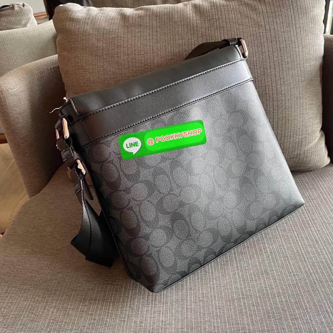 COACH CHARLES SMALL MESSENGER IN SIGNATURE (COACH F54771) กระเป๋าสะพายข้างใบใหญ่ เรียบหล่อดูดียกให้รุ่นนี้เลยคะ วัสดุแคนวาส ผสมหนังแท้อย่างดี อยู่ทรงสวย คุณภาพสุดๆ ฝาเปิดกระเป๋า ล็อคด้วยตัวล็อคแม่เหล็ก แน่นหนามากๆ ช่องด้านใน แยกเก็บของได้เป็นสัดส่วน มีหลา