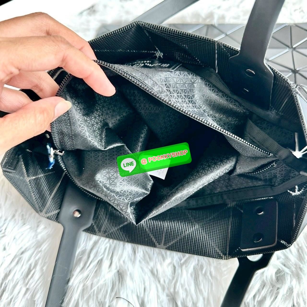 BAOBAO ISSEY MIYAKE QUATRO กระเป๋าไอคอนิกที่ไม่เคยตกเทรนด์! เรียบหรู แต่มีดีไซน์สะดุดตา โครงสร้างสามเหลี่ยมเอกลักษณ์เฉพาะของแบรนด์ ด้านในบุผ้า มีช่องซิปสำหรับเก็บของ น้ำหนักเบา สะพายสบาย ใส่ของได้เยอะมาก