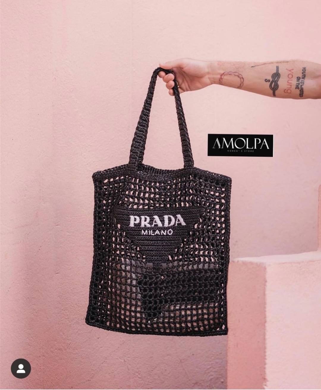 รอบ 2 มาค๊า ใครไม่มีไม่ได้ล๊าววววน๊า เก็บทุกสียังไม่ผิดหวังงงน๊า PRADA RAFFIA TOTE BAG…… ❤️NEW ACCESSORIES BY AMOLPA❤️ BRAND : PRADA Detail - มาต่อที่ ACCESSORIES PRADA RAFFIA TOTE BAG ปังมากกก!!! Prada เอาใจสาวๆ สายแฟ…. งานให้ฟิลล์ลิ่งแฮนด์