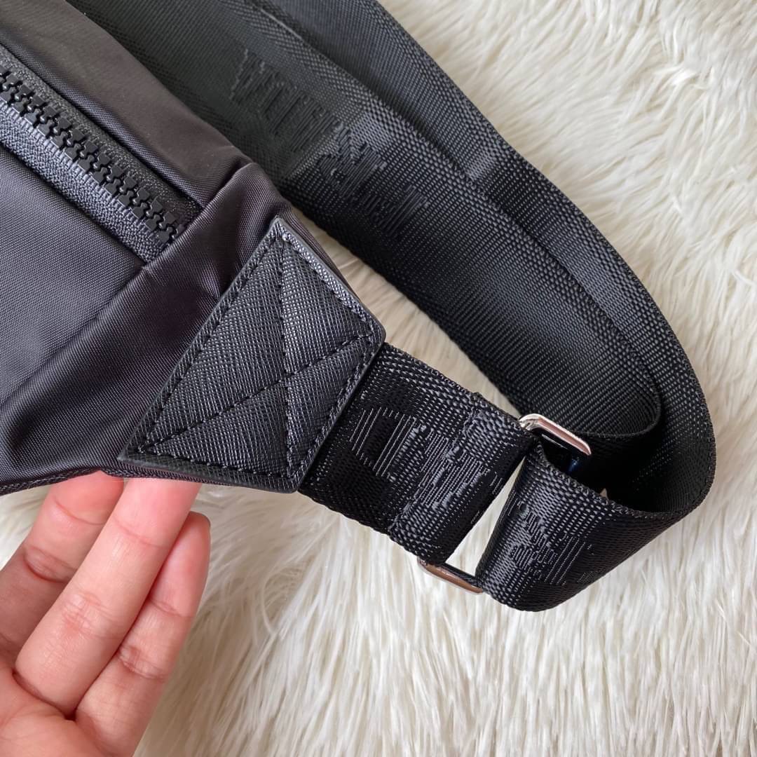 พร้อมส่งค้าา กระเป๋าคาดอก จากแบรนด์ Prada วัสดุทำจากผ้าNylon อย่างหน้า อยู่ทรงสวยเลยคะ ขนาดกะทัดรัด ใส่มือถือ บัตรเครดิต ได้เหลือๆ ด้านหน้ามีช่องซิปแยกให้คะ ด้านในบุผ้าลายแบรนด์อย่างดี มีป้ายโลหะแบรนด์ พร้อมช่องใส่ของแยกอีกด้วยคะ อะไหล่เงินทั้งใบ รุ่นนี้แ