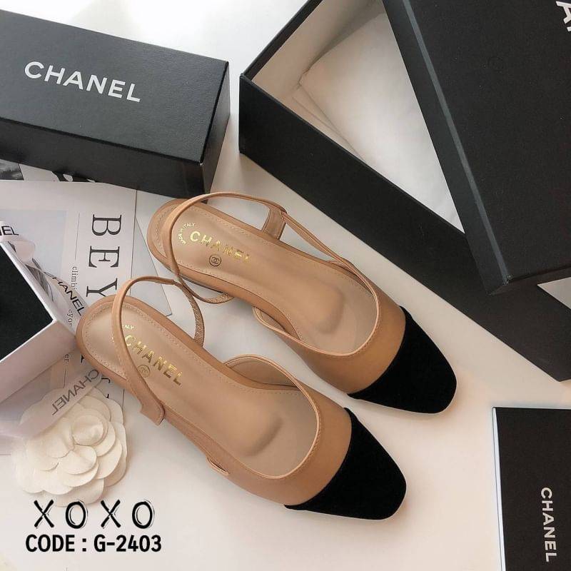 สินค้าพร้อมส่ง พื้นตีแบรนด์ : Chanel กล่องน้ำตาลเรียบ ไม่มีอปก. คัชชูงานสวม รัดหลัง มียางยืด ใส่สบาย ทรงสวย วัสดุหนัง PU มีส้นเล็กน้อย กำลังใส่สบาย งานสวยมาก เนียบ แอดมินหลงรักคู่นี้มากคะ ต้องมีเลยคะ