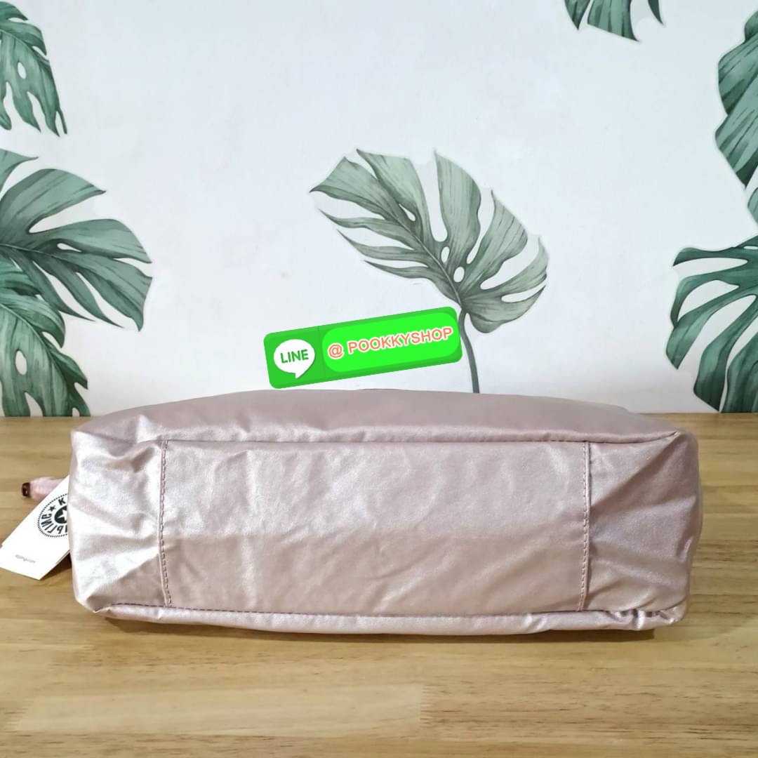 KIPLING Caralisa bag กระเป๋าถือหรือสะพาย วัสดุ Polyester เคลือบผิวกันน้ำ รุ่นใหม่จสก kipling เหมาะสำหรับวันทำงาน หรือ ใช้สะพายในชีวิตประจำวัน สามารถใส่กระดาษ A4 หรือ Ipad /Tablet ได้ถึง 11 นิ้ว