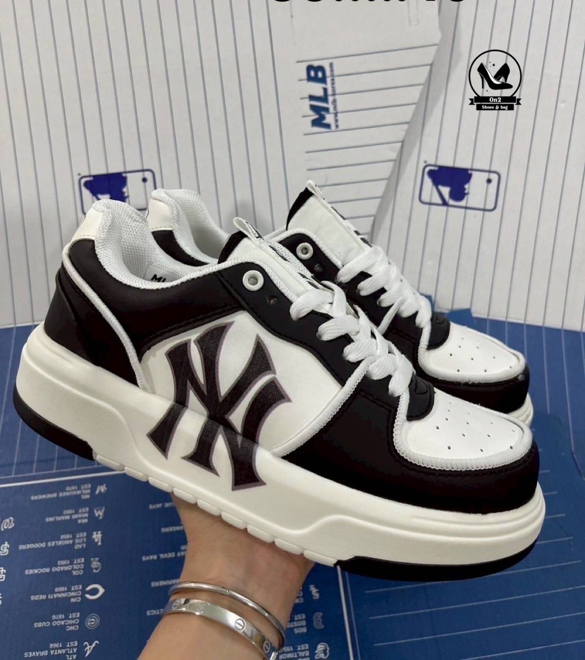 MLB Korea - New York Yankees Sneakers ผ้าใบ NY MLB คอลใหม่เสริมส้นทรงสวยเก๋เทห์มากๆ วัสดุนิ่มน้ำหนักเบาใส่ออกกำลังกายได้ใส่แฟชั่นก็สวยมากค่ะ งานเป๊ะ รีบมาตำไปเทห์กันก่อนหมดจ้า