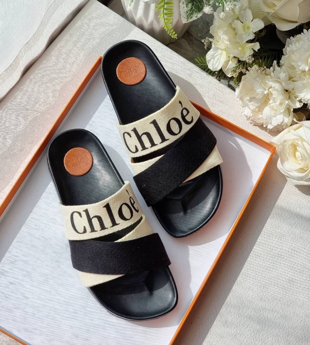 งานเข้าใหม่ พร้อมส่ง แบบมาใหม่รองเท้าแตะทรงสวมงานChloe’ หน้าไขว้สลับสี แบบขายดี พื้นปั้มแบรนด์