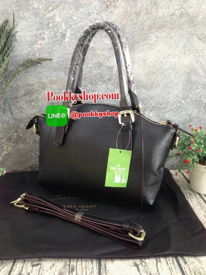 KATE SPADE NEW YORK กระเป๋าถือหรือสะพาย หนัง safiano ทรงพัดหูยาว เปิดปิดด้วยซิปสะดวกใช้ หูหิ้ว สามารถปรับความยาวได้ 3 ระดับ สามารถสะพายไหล่ได้เลยค่ะ ภายในบุผ้าลายแบรนด์ มีช่องด้านใน ใส่ของจุกจิก และช่องใส่ซิป มาพร้อมสายสะพายยาวปรับด้ 5 ระดับ สามารถสะพายไห