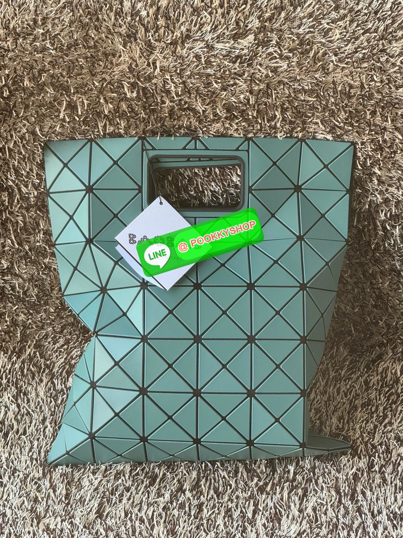 Baobao Issey Miyake large Bocca matte-finish tote bag BOCCA MATTE เป็นกระเป๋าถือรูปแบบใหม่ที่มีด้ามจับด้านในที่ช่วยให้กระเป๋าวางอยู่บนแขนหรือข้อมือได้อย่างนุ่มนวล เป็นกระเป๋าถือขนาดใหญ่นี้มีกระเป๋าด้านในพร้อมซิปที่ช่วยให้จัดเก็บได้อย่างปลอดภัย สามารถใส่แล