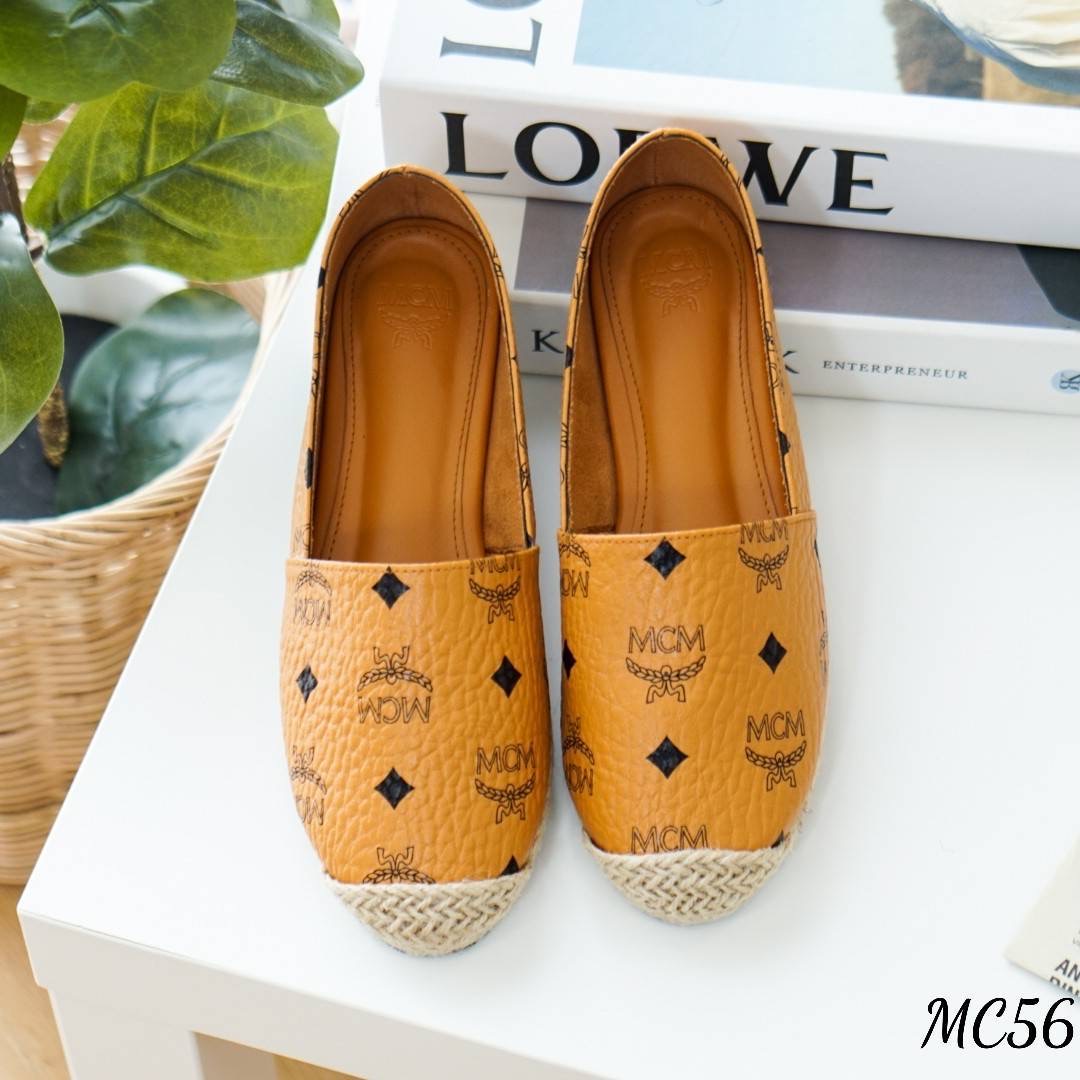 พร้อมส่ง รองเท้าผ้าใบM ซี M ทรงสลิปออน แบบสวม งานหนังPU แท้ นิ่มมาก สกรีนโลโก้ชัด ด้านใน ซับหนังกำมะหยี่ นุ่มมาก ทรงสวย ใส่สบายยย ตัวส้นหนา1นิ้ว งานสวยมาก เก็บหน้าเท้าได้ดี งานปั้มแบรนด์ กล่องเรียบ