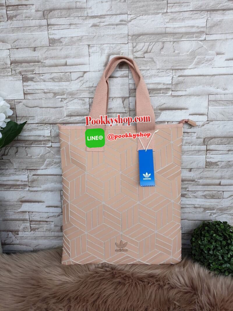 พร้อมส่ง Adidas Original Shopper 3D Tote Bag Trefoil Handbag Classic Sports คอลเลคชั่นสไตล์ Issey Miyake กระเป๋าสะพายข้าง ทรงสวยคลาสสิค แนว Sport สุดฮิต จากแบรนด์ADIDAS วัสดุด้านหน้าเนื้อ matte หนังนิ่ม มีน้ำหนักเบา ด้านหน้ามีแบรนด์ เปิดปิดด้วยซิป ภายในกว