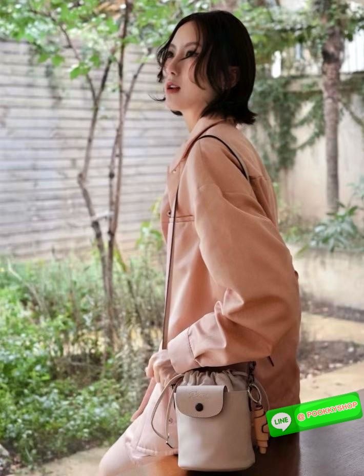 NEW ARRIVAL! LONGCHAMP LE PLIAGE XTRA XS BUCKET BAG ต้องบอกก่อนว่ารุ่นนี้เป็นรุ่นที่ใช้ออกมาแล้วไม่มีคำว่าผิดหวัง ออกแบบมาสวยแบบตัวแม่เลยค่าา 🔖พร้อมส่งทันที! กับกระเป๋าทรงบัคเกต หนังแท้smooth leather อย่างดี ใบกลางเจ้าลำตัวแล้วสวยมากก
