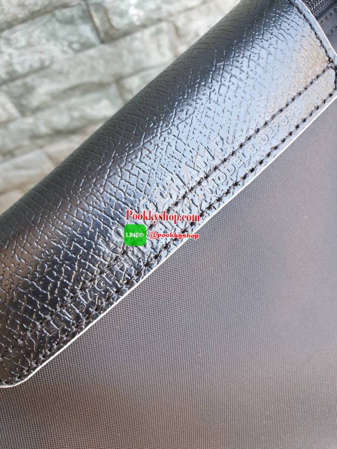 Longchamp Le Pliage Club Tote Bag Size L หูยาว วัสดุเนื้อผ้า Nylon Canvas เคลือบกันนำ้ ตัดด้วยหนังแท้ที่มีน้ำหนักเบา ดีไซน์เรียบง่ายแต่เต็มไปด้วยความคลาสสิก จนเป็นที่ชื่นชอบไปทั่วโลก Longchamp ปรับโฉม LE PLIAGE ด้วยการปักลายรูปม้า-ตราสัญลักษณ์ของแบรนด์บนผ