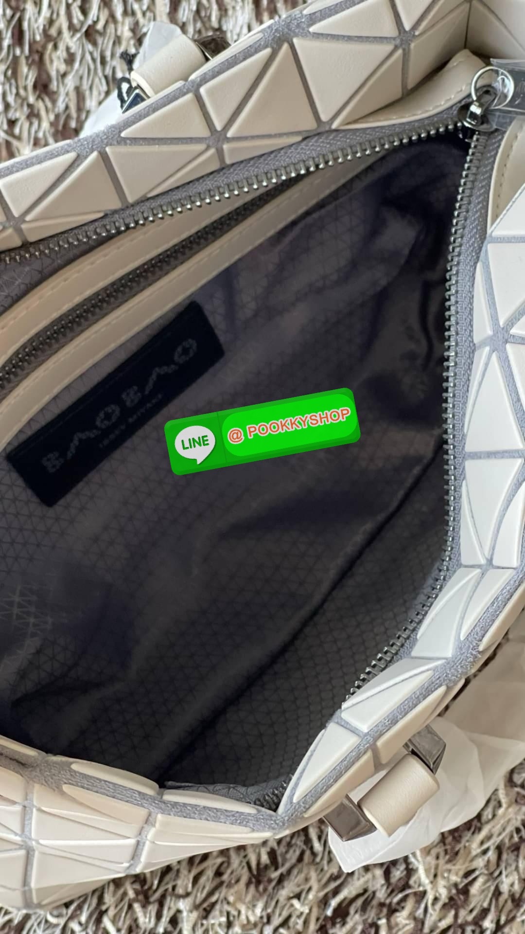 *Small BAO BAO ISSEY MIYAKE TONNEAU เป็น ซีรีย์ที่มีเอกลักษณ์เฉพาะตัว ด้วยแผ่นสามเหลี่ยมที่มีสัญลักษณ์เท่ากันทุกด้าน และยังผสมผสานงานดีไซน์ อันสง่างามเท่ากับฟังก์ชั่น การใช้งานสุดพิเศษ โดยมีจุดเด่นที่ซิปด้านบน สำหรับเปิดปิดและมีสายสะพายไหล่ ที่สามารถถอดออ