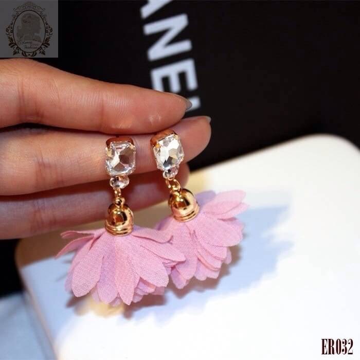 ต่างหูแบบห้อยดอกไม้ฟรุ้งฟริ้ง สุดหวาน สีชมพูสดใส ด้านบนประดับคริสตัสสุดเก๋ น่ารักน่าใส่มากๆ