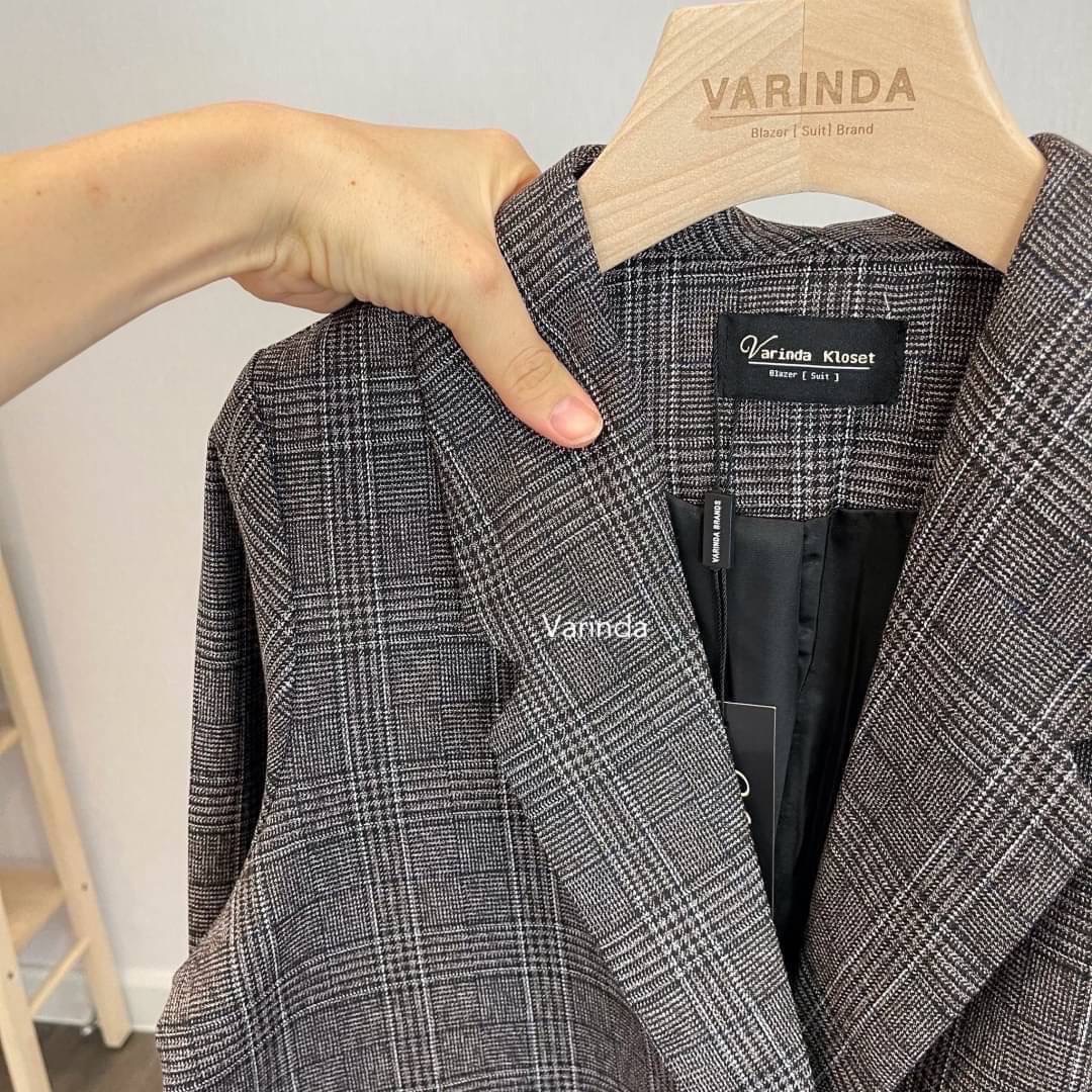 รุ่นนี้แนะนำมากกกก!! ทรงสวย ผ้าใส่สบายมาก ลูกค้าถามกันนมาเยอะมาก รีบสอยเลยจ้าาา สูทเป็นทรงบอย Korea มากๆ ใส่เท่ ใส่คลูๆ มีซับในทั้งตัว กระเป๋าจริงค่า