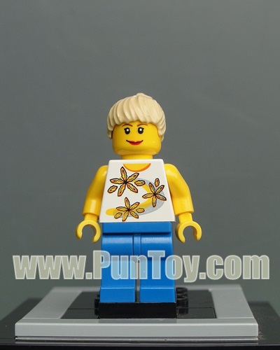 cty130: ผู้หญิงใส่เสื้อลายดอกไม้ กางเกงน้ำเงิน ผมทอง
