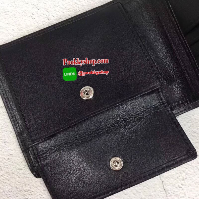 New arrival!!! พร้อมส่ง Calvin Klein Wallet กระเป๋าสตางค์แบบพับ 2 ตอนสำหรับผู้ชาย ตัวกระเป๋าทำจากหนังเรียบหรู ด้านหน้าติดโลหะปั๊มแบรนด์มุมล่างขวา ด้านในมีช่องใส่บัตร ใส่ธนบัตรแยกเป็นสัดส่วนและมีช่องใส่เหรียญ ไม่ว่าจะใช้เองหรือเป็นของขวัญก็คุ้มค่าน่าใช้มาก