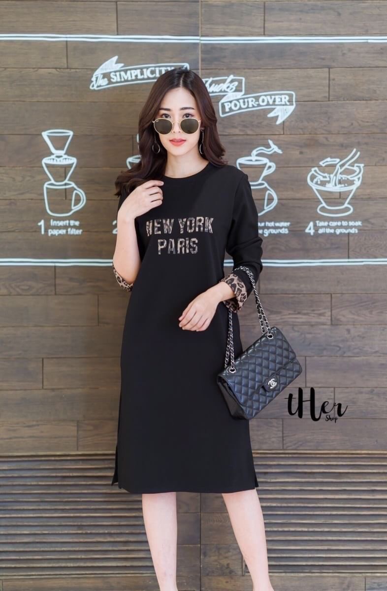 • tHer sHop • มาเพิ่มค่า Long Dress เดรสคอกลมแขนยาวทรงสวย ดีเทลแต่งปลายแขนลายเสือด้านหน้าสกรีนตัวอักษร แต่งกระเป๋าข้าง ใช้เนื้อดี ผ้าหนานิ่มใส่สวย ตัวเดียว ใส่เที่ยวใส่ชิวได้เลยค่ะ