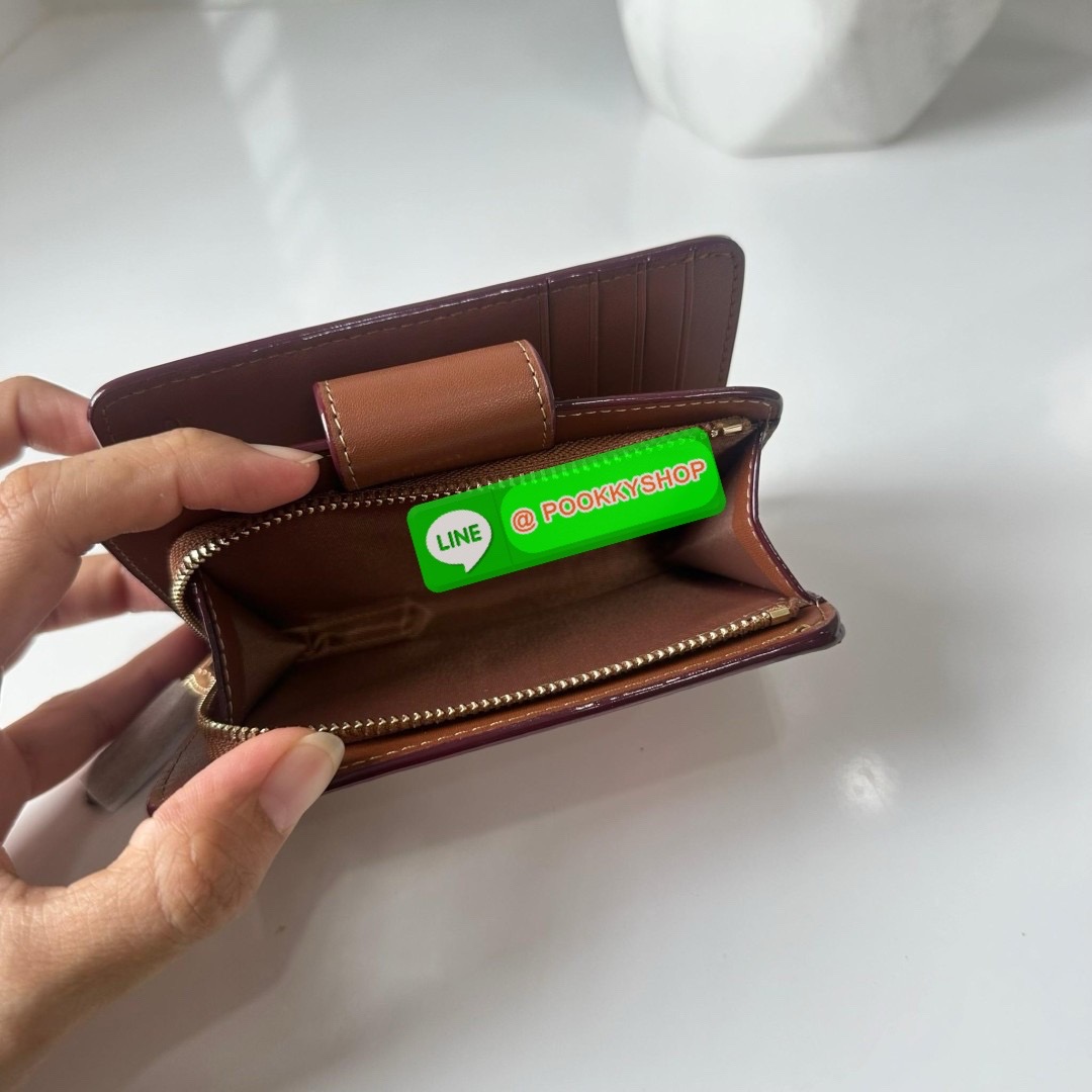 COACH MEDIUM CORNER ZIP WALLET IN SIGNATURE CANVAS WITH FLORAL PRINT(CR935) 🔖กระเป๋าสตางค์ใบกลางคอลเลคชั่นใหม่ปริ้นลายดอกไม้ 🔖วัสดุ:แคนวาสสลับหนังแท้ 🔖เปิด-ปิดด้วยกระดุมแป็ก 🔖ภายในมีช่องใส่บัตร ช่องใส่ธนบัตร และช่องซิป