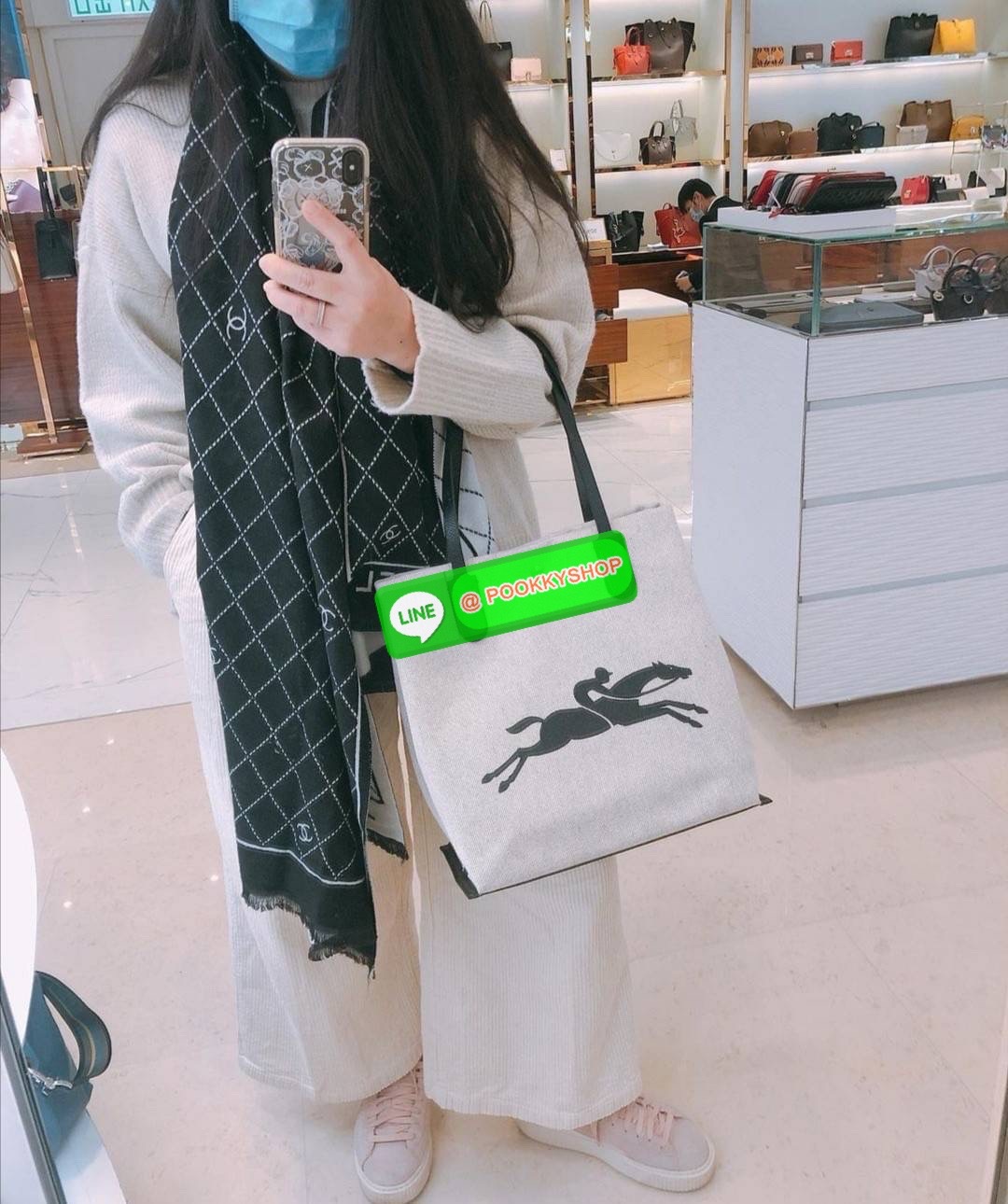 พร้อมส่งไม่ต้องรอพรี‼️LONGCHAMP ESSENTIAL TOILE SHOULDER BAG L ECRU วัสดุ Cotton Canvas & Grained cowhide คอลเลคชั่นใหม่ ฮิตสุดๆในเหล่าดาราเซเลป ด้วยดีไซน์สวยขนาดกำลังดีเนื้อหนาอยู่ทรง น้ำหนักเบา โดดเด่นที่สามารถปรับถือได้2ทรงด้วยกระดุมปรับขยายด้านข้าง หู