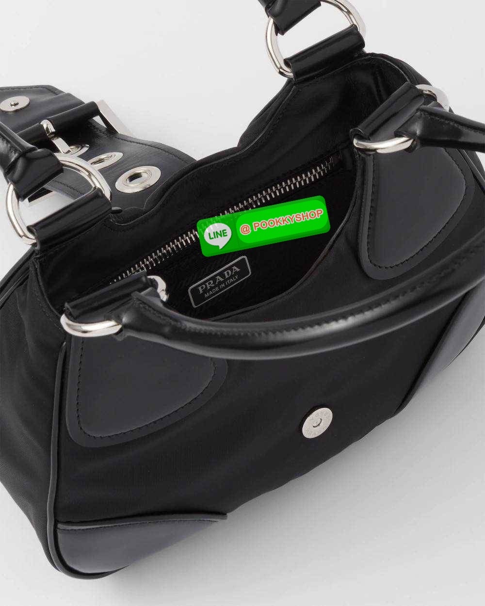 PRADA RE-NYLON AND LEATHER MOON PADDED BAG ใหม่ล่าสุด กับคอลที่ใครๆเห็นก็ต้องรัก ขนาดกำลังน่ารัก ดีไซน์สวยดุ และยังดูแพงได้อีก ด้วยวัสดุที่มีคุณภาพอย่างไนล่อนตัดสลับด้วยหนัง nappa หูสะพายมีสายรัดได้ ภายในโล่ง มีช่องซิป มาพร้อมสายสะพาย ปรับได้ตามต้องการ อี