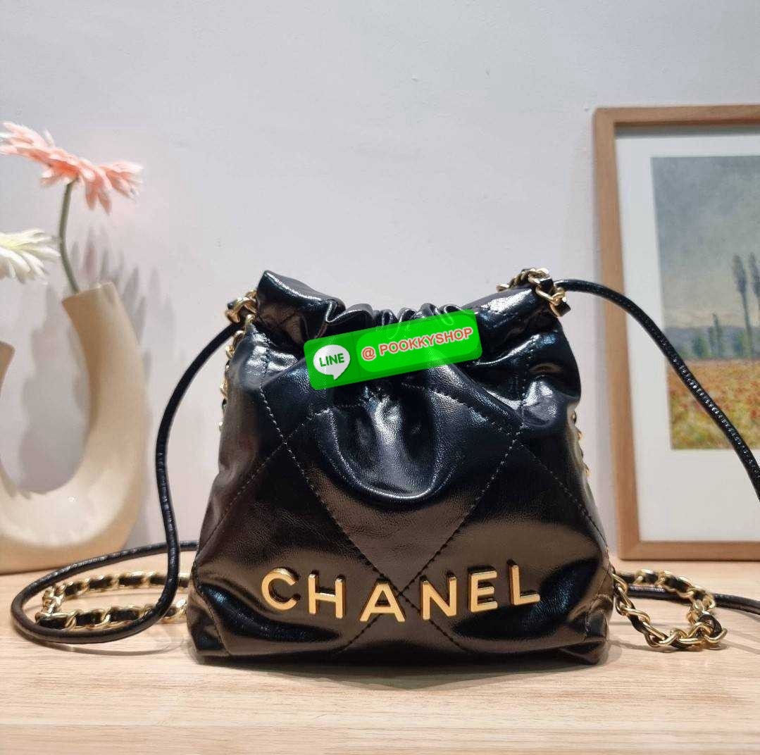 Chanel 22 mini bag 🔆 Details เกินต้านที่สุดกับไอเท็มนี้ ที่สาวๆหรือใครๆก็ต้องมีแล้ว!! มาในไซส์มินิ น่ารักจริงจัง!! แค่เห็นก็หลงรัก กับกระเป๋าสะพาย ดีไซน์เรียบแต่มีความหรูแอบซ่อนอยู่ ด้วยความโดดเด่นจากสายสะพายโซ่สีทอง และเหรียญโลโก้ เพิ่มความแพงไปอ