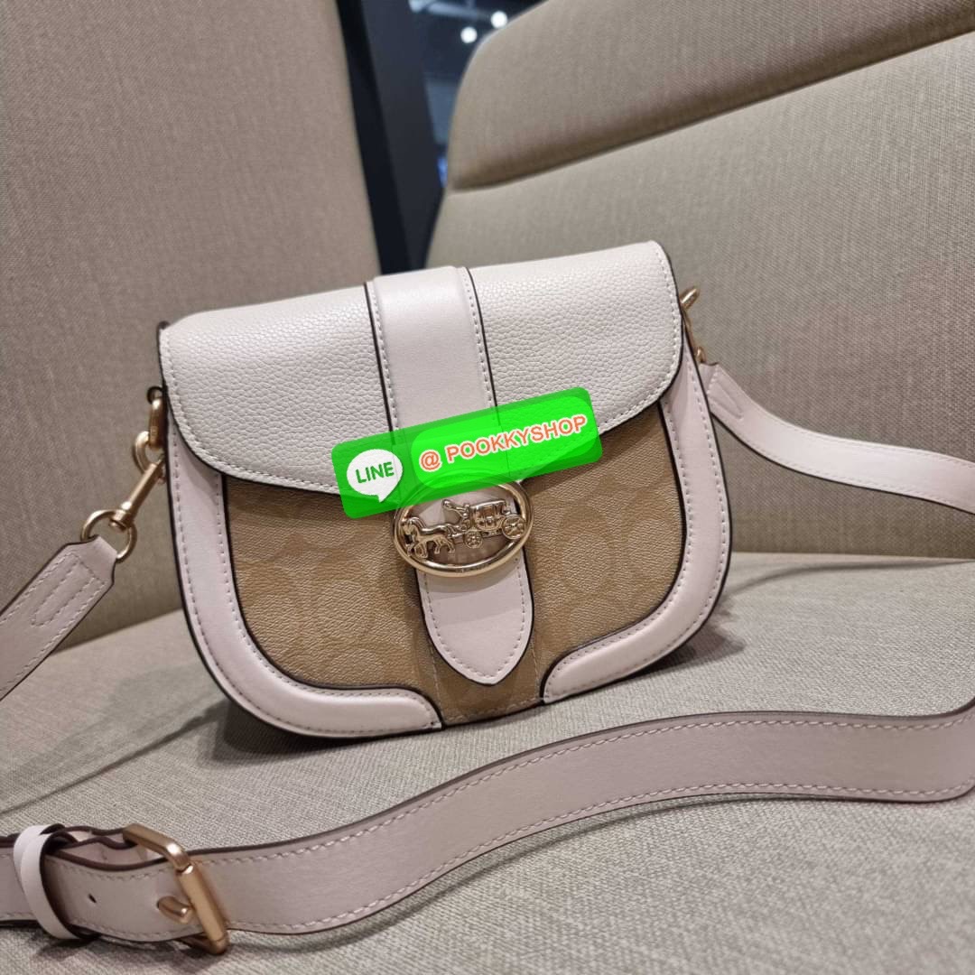 COACH C3593 GEORGIE SADDLE BAG IN COLORBLOCK SIGNATURE CANVAS WITH RIVETS ยกระดับความหรูให้กับตัวเองกันหน่อย ด้วยกระเป๋ารุ่นนี้!! ครอสบอดี้ที่ดีไซน์หรู อัพเลเวล ในราคาที่จับต้องได้ วัสดุหนังแคนวาสเคลือบสลับหนังเรียบ พิเศษไปอีกตกแต่งขอบด้วยหมุด เพิ่มดีเทลก