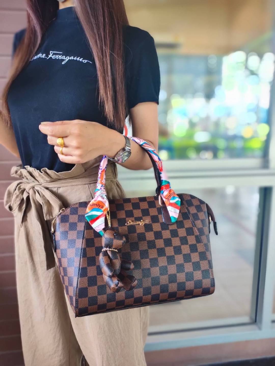 SHUMIYA BAGS พร้อมส่ง กระเป๋าหมีตาราง ทรงปีก งานเก๋มากค่ะ มาพร้อมโลโก้และผ้าผูกหูแบรนด์ shumiya !! WOW WOW ~ เอาใจแฟนคลับหมีตาราง งานมาใหม่ สวยปังทุกแบบ !!! แถมฟรีพวงกุญแจหมีน่าร๊ากก น้ำหนักเบา จุของได้เยอะ หลายช่องใช้งาน มีสายสะพายยาวให้ 1 เส้นค่ะ