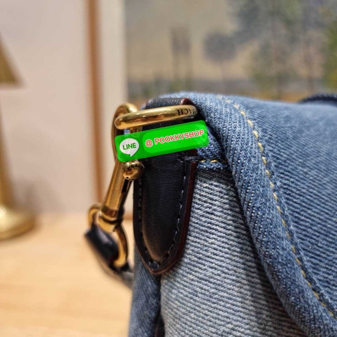 COACH CR737 SOHO BAG IN REPURPOSED DENIM 🔅 Details เลิกสวยแซ่บกี่โมงคะคุณน้า! ไอเท็มให้พาใจสั่นมาอีกแล้ว! กับกระเป๋าสะพายไหล่สไตล์วินเทจ ที่ยังคงแมสและฮอตมาก ด้วยรูปทรงที่ใช้งานง่าย ไม่เกะกะ แต่มีความเรียบหรูในตัว กระเป๋าปิดด้วยกระดุมแม่เหล็ก ภายใ