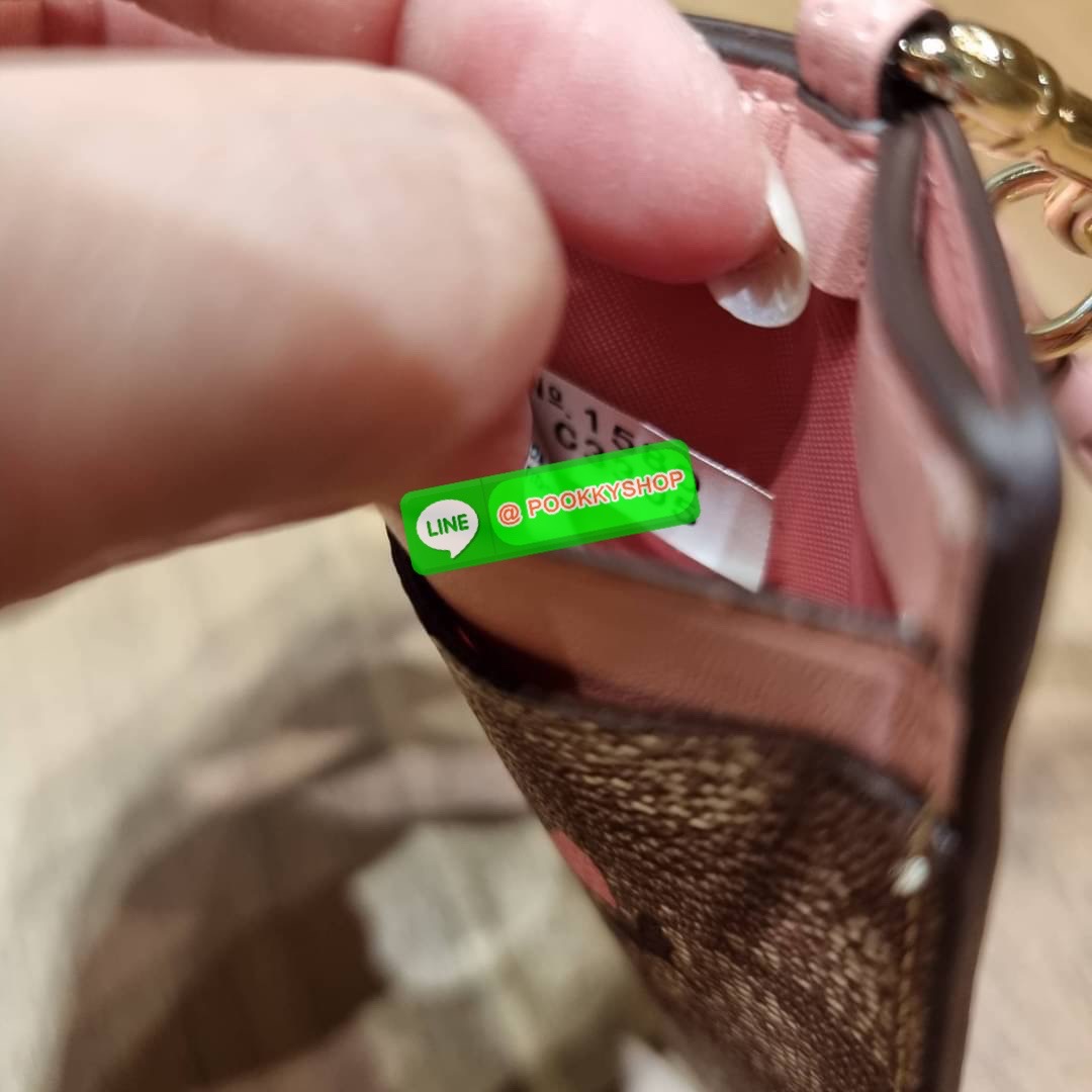 กระเป๋าใส่บัตรคล้องคอ Coach card holder ราคาพิเศษสุดๆ!!! ของหายาก!! ง่ายๆแบบไม่ธรรมดา!! คลาสสิคแต่มีดีเทลโดดเด่น!! กระเป๋าถนอมบัตร พร้อมสายคล้องคอ ดีไซน์ลวดลายสวย ดูดีทุกแบบ ใช้งานง่าย พกพาสะดวก จะใส่บัตรพนักงาน บัตรเครดิต บัตรปชช. ใบขับขี่ และบัตรอื่นๆที