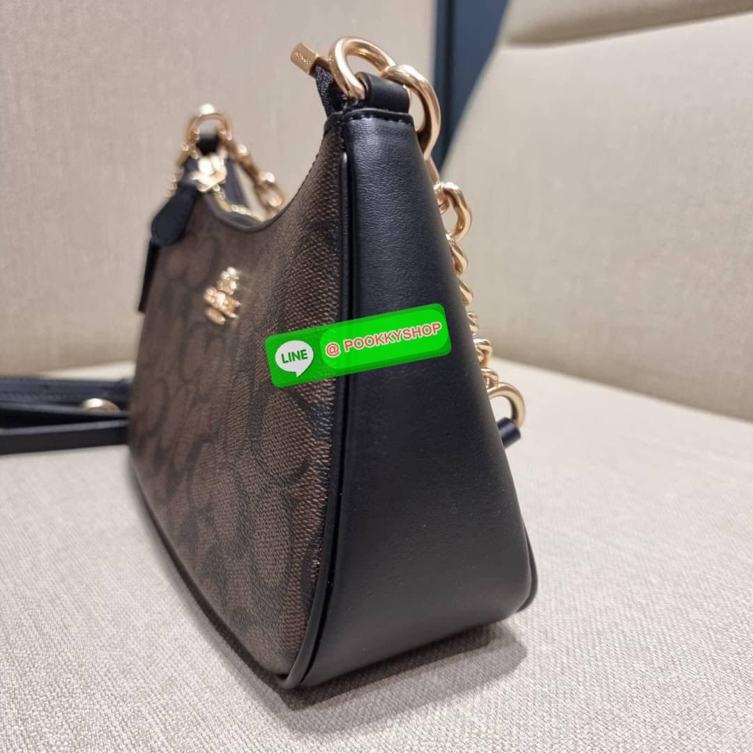 COACH CA548 TERI SHOULDER BAG IN SIGNATURE CANVAS คอลเลคชั่นใหม่ล่าสุด ที่สาวๆรอคอย กระเป๋าสะพายไหล่กึ่งทรงพอช พร้อมเสิร์ฟความสวยถึงบ้านไปเลยก่อนใคร แบบไม่ต้องพรีฯ ด้วยดีไซน์คลาสสิคที่แอบแฝงความเรียบหรู มาพร้อมสายสะพาย 2 เส้น เป็นสายโซ่คล้องแขนและสายสะพาย