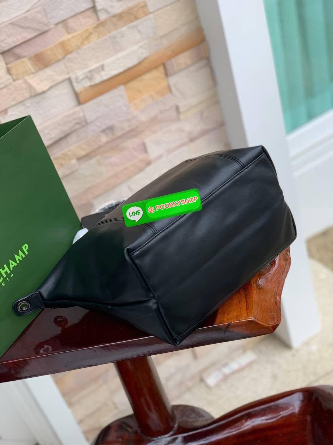 Longchamp LE PLIAGE CUIR TOP HANDLE BAG S เรียกว่าเป็นกระเป๋าอีกหนึ่งรุ่นที่ไม่ว่ายังไงก็ฮอตฮิตและติดเทรนด์ตลอดไม่เคยเปลี่ยนกับ ทรง Le Pliage Cuir หนึ่งในตระกูลกระเป๋าสุดไอคอนิกจากแบรนด์ เมื่อรุ่น Le Pliage Cuir ในรูปแบบของหนังแกะ Metis ได้ถือกำเนิดขึ้นใน