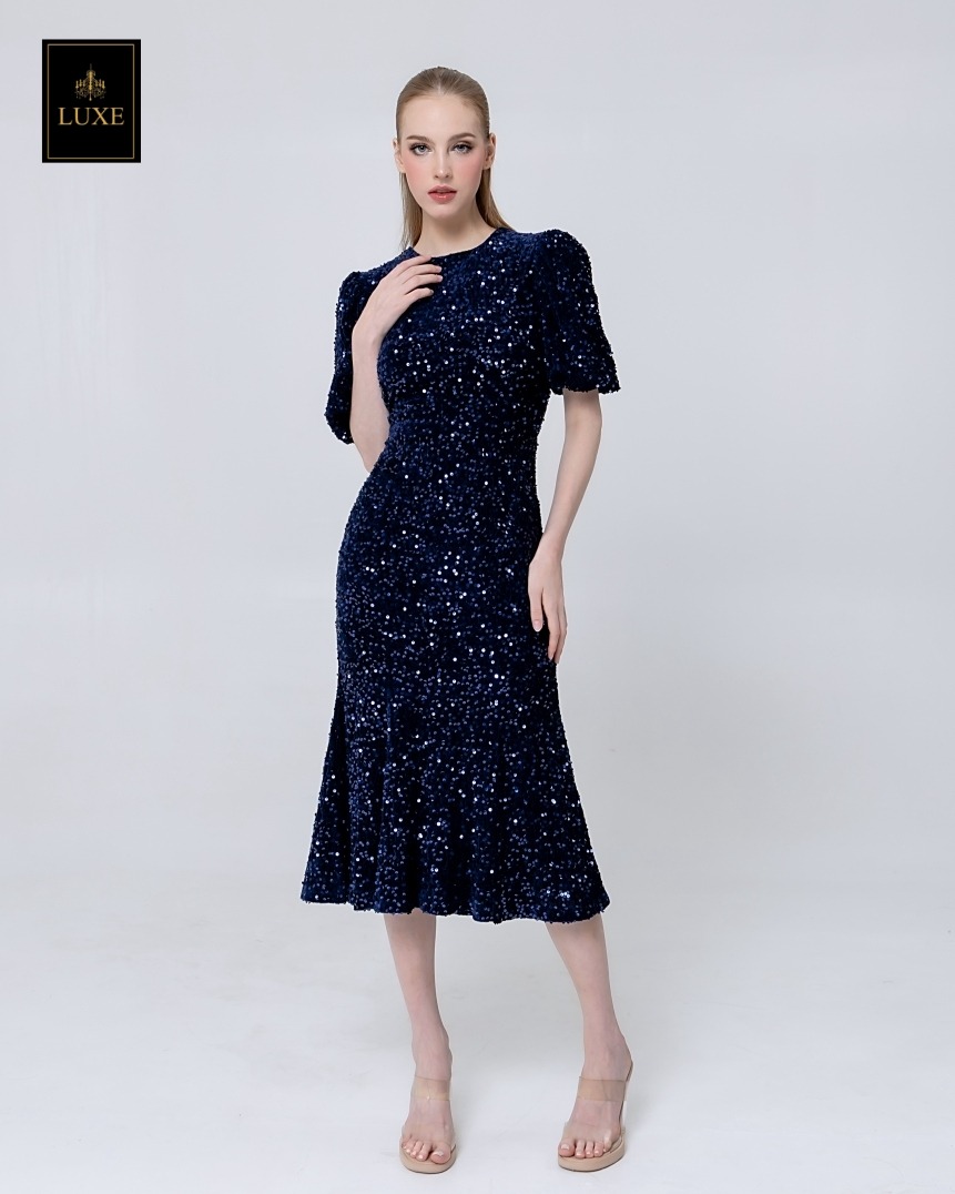 เดรสเสื้อคอกลม แขนสั้นปลายแขนพอง ชายกระโปรงบานเล็กน้อย