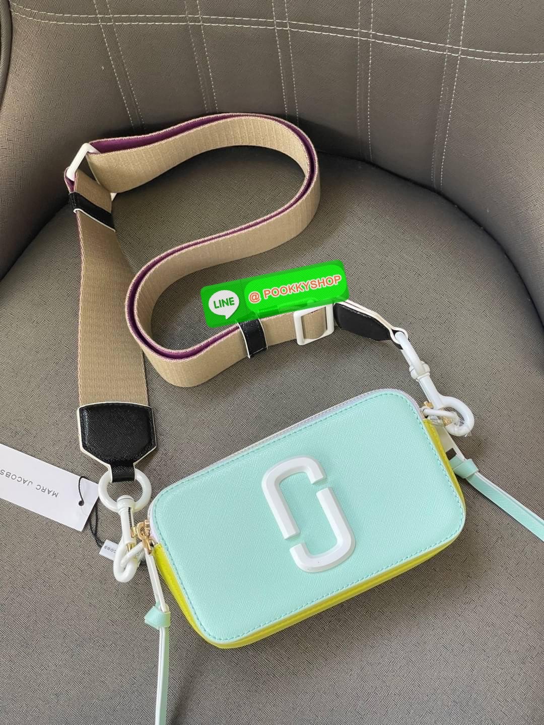 💕 Marc Jacobs Snapshot Bag กระเป๋าแบรนด์ดังจากสัญชาติอเมริกัน นับได้ว่ารุ่นนี้เป็นรุ่นทรงฮิตของ marc jacobs เลยทีเดียว โดยด้านหน้ากระเป๋าจะเป็นโลโก้แบบโลหะที่เป็นสัญลักษณ์ของแบรนด์นี้ มาพร้อมสายสะพายที่จะสะพายยังไงก็ดูโดดเด่น เพราะขนาดใหญ่ที่สกรีน