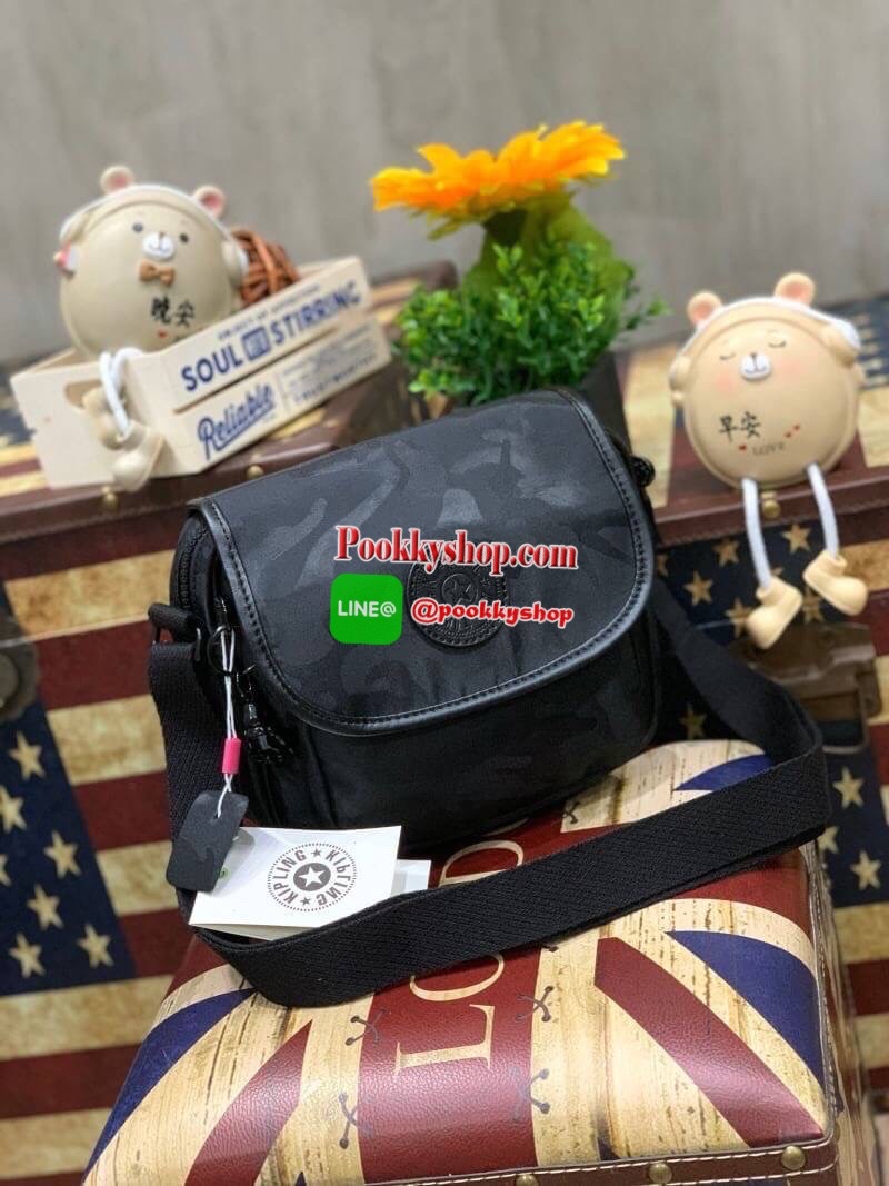 Kipling Nuria Shoulder Bag กระเป๋าสะพายคอลเลคชั่นล่าสุดของsatin camoรูปทรงสวยขนาดกระทัดรัด เปิดด้วยกระดุมแม่เหล็ก มีช่องกระเป๋าด้านหน้า มีช่องซิปหลัก ช่องซิปและช่องใส่ของจุกจิก พร้อมสายห้อยกุญแจด้านใน ด้านหลังมีช่องซิป สายสะพายเลื่อนปรับได้ตามต้องการ สะพา