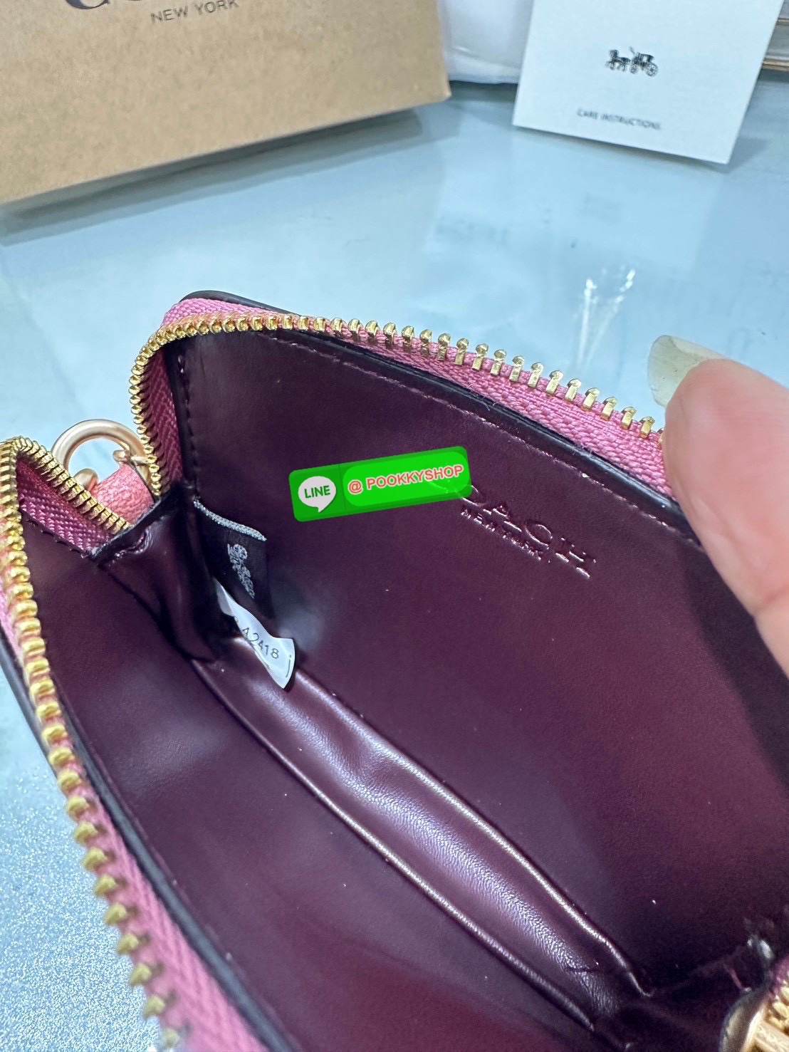 💗Coach C0058 Zip Card Case In Signature Canvas💗 กระเป๋าใบนี้นอกจากช่องใส่บัตรแล้ว ด้านหลังยังมีช่องสำหรับใส่ธนบัตรหรือเหรียญสามารถเปิดปิดได้ด้วยซิป เพิ่มลูกเล่นเป็นสายโซ่คล้องมือ หรือคล้องกับกระเป๋าก็ได้เช่นกัน ขนาดกะทัดรัด พกพาสะดวก การดู