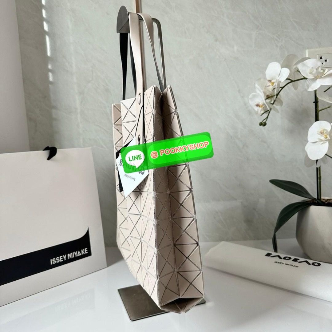 BAO BAO PRISM PLUS Handbag (Large) 🔖กระเป๋าถือจากแบรนด์ BAO BAO ISSEY MIYAKE ดีไซน์คลาสสิกทรงสี่เหลี่ยม มาพร้อมลวดลายสามเหลี่ยมที่มีมิติ 🔖วัสดุ: โพลีเอสเตอร์ ผสมหนัง 🔖 ปากกระเป๋าเปิด ซับในเป็นไนลอน มีช่องกระเป๋าด้านในและหูหิ้วกระเป