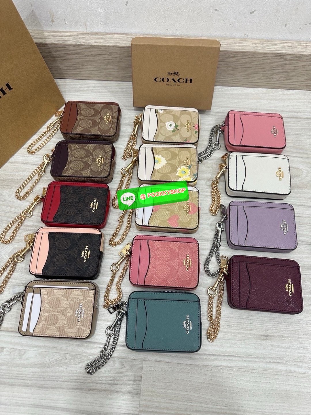 💗Coach C0058 Zip Card Case In Signature Canvas💗 กระเป๋าใบนี้นอกจากช่องใส่บัตรแล้ว ด้านหลังยังมีช่องสำหรับใส่ธนบัตรหรือเหรียญสามารถเปิดปิดได้ด้วยซิป เพิ่มลูกเล่นเป็นสายโซ่คล้องมือ หรือคล้องกับกระเป๋าก็ได้เช่นกัน ขนาดกะทัดรัด พกพาสะดวก การดู