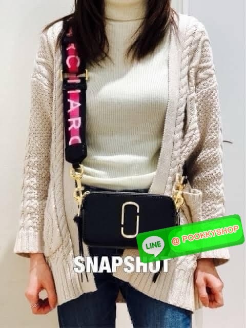 Marc Jacobs Snapshot Bag กระเป๋าแบรนด์ดังจากสัญชาติอเมริกัน นับได้ว่ารุ่นนี้เป็นรุ่นทรงฮิตของ marc jacobs เลยทีเดียว โดยด้านหน้ากระเป๋าจะเป็นโลโก้แบบโลหะที่เป็นสัญลักษณ์ของแบรนด์นี้ มาพร้อมสายสะพายที่จะสะพายยังไงก็ดูโดดเด่น เพราะขนาดใหญ่ที่สกรีนตัวอักษร m