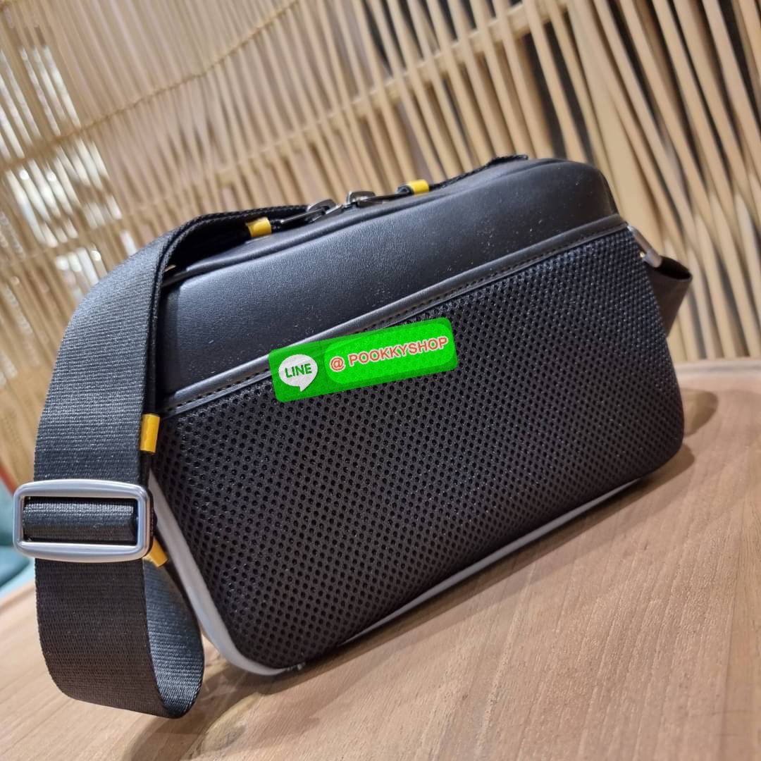 COACH 2373 EDGE CROSSBODY ความเท่ never die!! กระเป๋าครอสบอดี้ทรงยอดฮิต ที่หนุ่มๆไม่ควรพลาด รูปทรงดีไซน์คลาสสิค ใช้งานง่าย วัสดุหนังแท้สลับแคนวาส โดดเด่นด้วยลูกเล่นโทนสี ตัวกระเป๋ามีซิปหลัก และซิปด้านหน้า พร้อมช่องแยกด้านหลัง ใส่ของไปเลยเน้นๆ ใส่โทรศัพท์ม