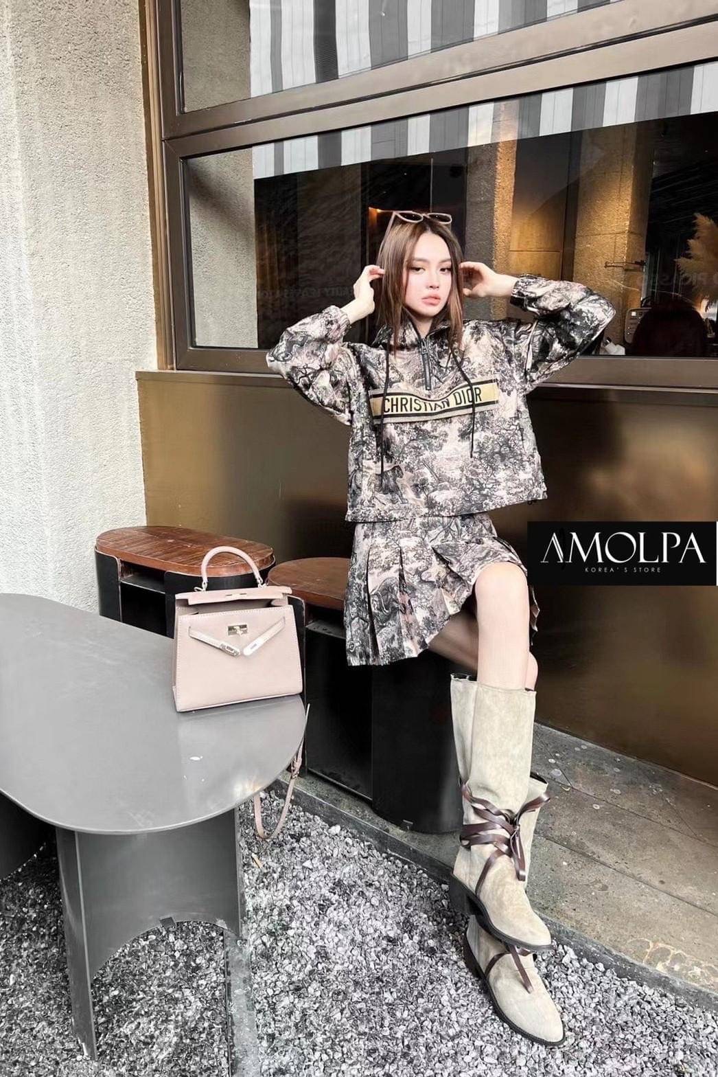 SET HOOD DIOR Classic Original 2023SS ตัวเสื้อเป็นเสื้อคลุมมีฮู๊ดดด มาพร้อมกระโปรงจีบรอบทรงสวย สวยเด่น ผ้าใส่สบายมากกกก เนื้อผ้าดีมากๆค่ะค๊าลูกค้า ใส่แล้วไม่ร้อนระบายความร้อนได้เป็นอย่างดีเลย ผ้าเย็นๆ ใส่สบายสุดๆ แมทซ์กับอะไรก็สวย เข้ากันได้ดี ป้าย Tag DI