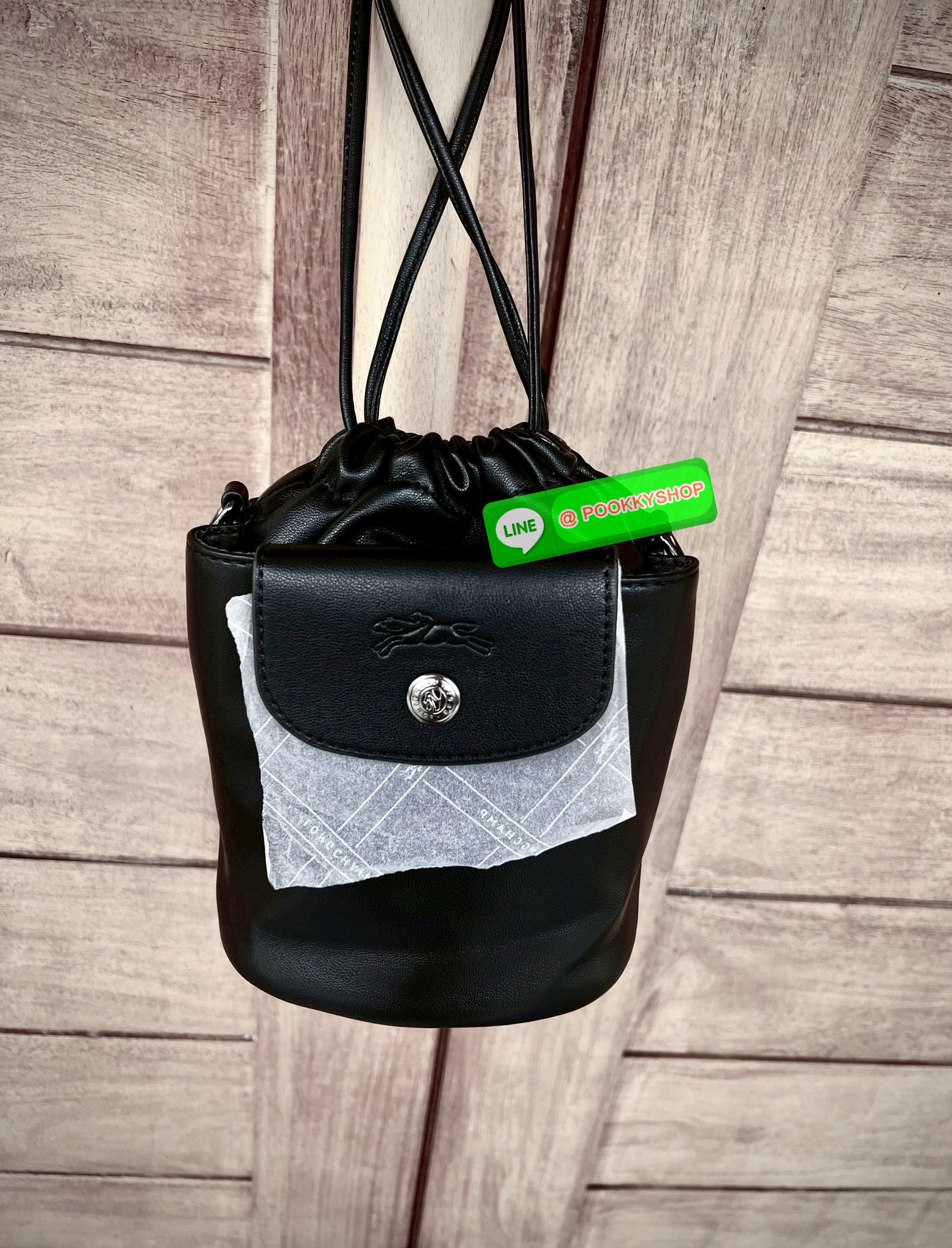 NEW ARRIVAL! LONGCHAMP LE PLIAGE XTRA XS BUCKET BAG ต้องบอกก่อนว่ารุ่นนี้เป็นรุ่นที่ใช้ออกมาแล้วไม่มีคำว่าผิดหวัง ออกแบบมาสวยแบบตัวแม่เลยค่าา 🔖พร้อมส่งทันที! กับกระเป๋าทรงบัคเกต หนังแท้smooth leather อย่างดี ใบกลางเจ้าลำตัวแล้วสวยมากก