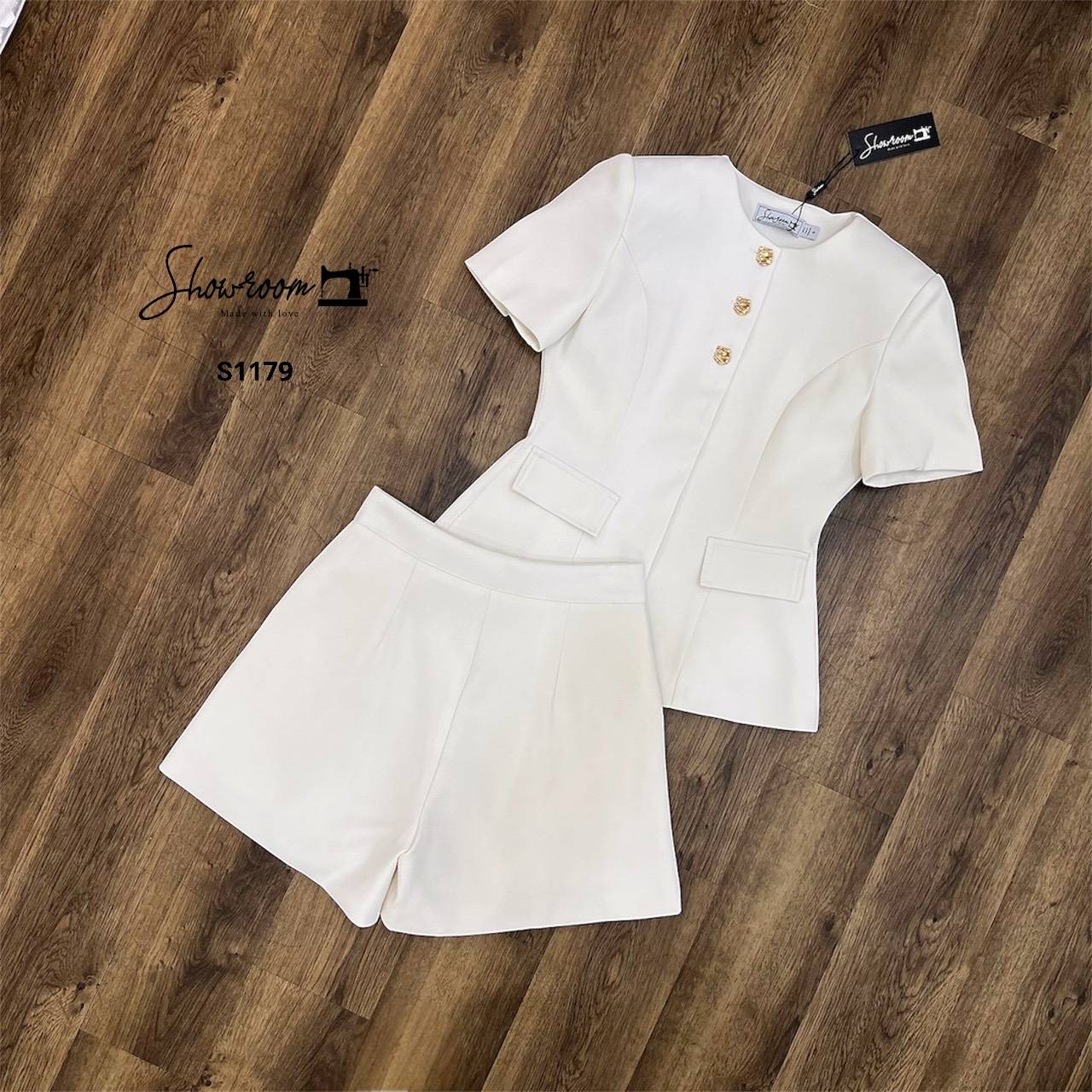 ชุดเซทแฟชั่น เซ็ตเสื้อแขนสั้นดีไซน์เก๋ แต่งกะดุมทอง มาพร้อมกางเกงขาสั้นทรงสวยเข้าเซ็ต