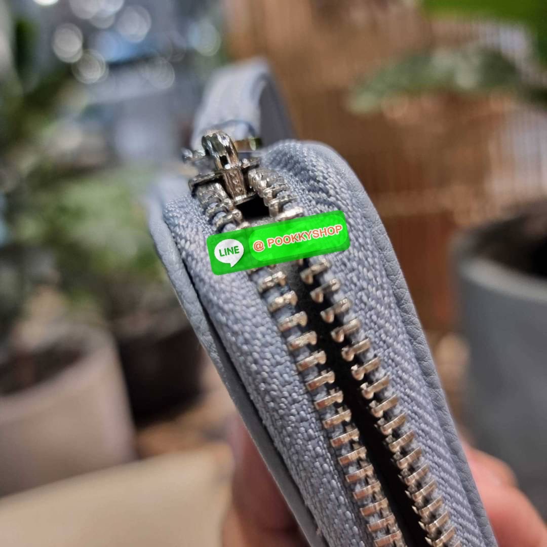 COACH C9073 DEMPSEY LARGE PHONE WALLET IN SIGNATURE JACQUARD WITH STRIPE AND COACH PATCH พร้อมเสิร์ฟความเลิศหรู กับคอลใหม่ล่าสุด กระเป๋าสตางค์ใบยาวกึ่งคล้องมือ สีสุดละมุน ถือใช้คือขับผิวสุด!! วัสดุผ้า jacquard สลับหนัง pepble มาพร้อมสายคล้องมือในตัว กันหล