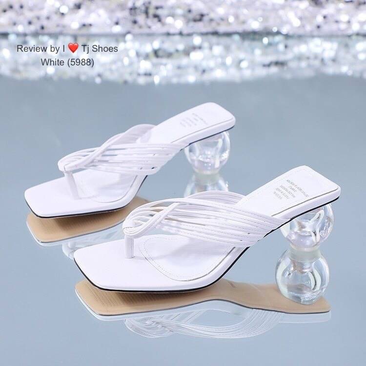 พร้อมรองเท้าหูหนีบ ส้นสวยเก๋ดูแพงมาก รุ่นนี้เป็นงานนำเข้า หนังนิ่มมาก สวมใส่ง่าย แมทกับชุดอะไรก้สวย แถมใส่ได้เรื่อยๆ ของจริงงานคุณภาพดีสวยคุ้มเกินราคา สวยตรงปกแน่นอนเพราะร้านถ่ายรูปจากสินค้าจริง เป็นรุ่นที่ทางร้านแนะนำ รีบสั่งด่วนๆเลยจร้า (สูง1.5นิ้ว)