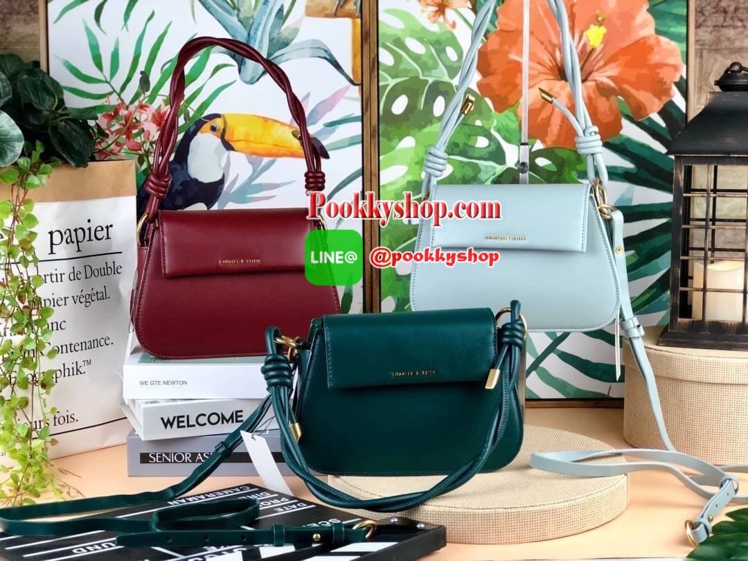 New! Charles & Keith Twist Top Handle Bag กระเป๋าสะพายข้าง/ครอสบอดี้ หูหิ้วแต่งทวิสต์สวยงาม มีช่องด้านหลังใส่บัตร แบงค์/เหรียญได้ เปิดปิดแบบตัวกดล็อก ด้านในจุของได้พอสมควรเลยค่ะ เช่น iPhone plus/กระเป๋าเงินใบกลางและของจุกจิกอื่นๆ มาพร้อมสายสะพายยาวถอดและป
