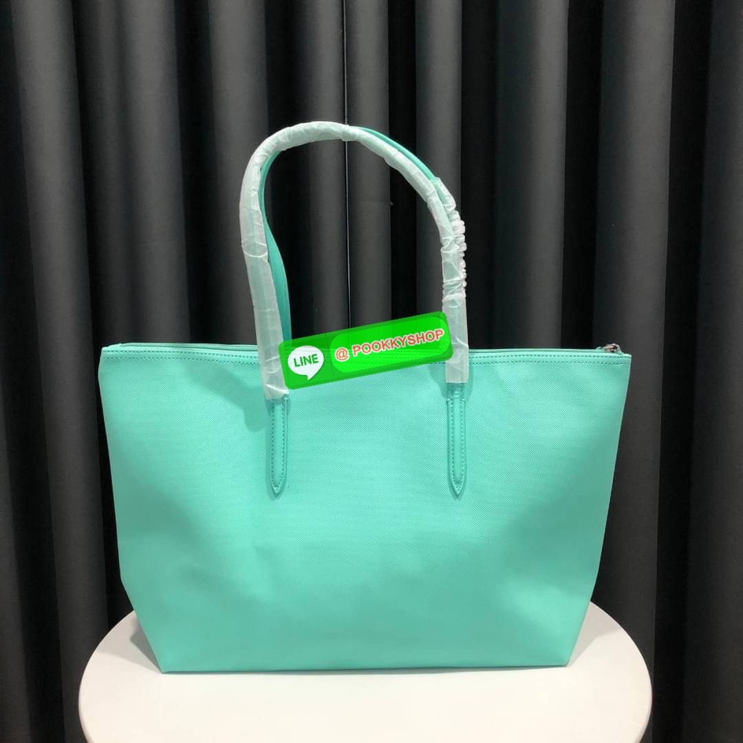 ลาคอส Classic Tote Bag กระเป๋าสะพายทรงช้อปปิ้งหลากสีรุ่นยอดนิยมด้านหน้าประดับโลโก้จระเข้สัญลักษณ์แบรนด์ ภายในกว้างจุได้เยอะ เปิดปิดด้วยซิปสะดวกใช้ มี1 ช่องซิปเล็ก หัวซิปปั้มเเบรนด์ วัสดุกันน้ำ ขนาดกำลังดี ใส่หนังสือ เอกสารA4 ของใช้ได้เยอะ สวยทุกสีค่ะ