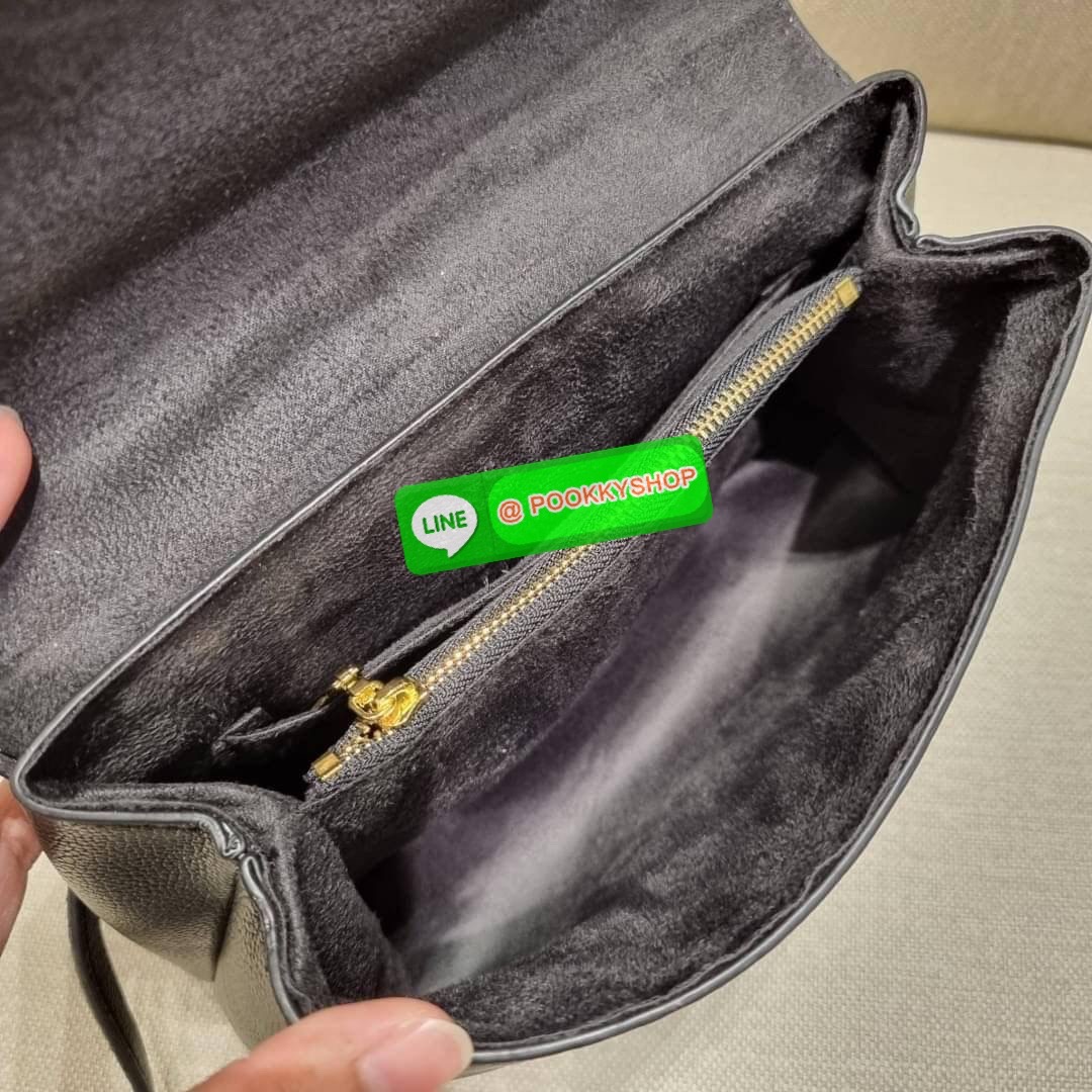 LV MADELEINE BAG ใหม่ล่าสุด อีกหนึ่งรุ่นคลาสสิคหายาก จากเคาน์เตอร์ dutyfree ที่สาวๆรอคอย กระเป๋าถือ/สะพายข้าง ดีไซน์เรียบง่าย แต่เต็มไปด้วยดีเทลความหรู วัสดุหนังวัวปั๊มลายเอกลักษณ์ เปิด‐ปิดด้วยอะไหล่กดล็อคสีทองหรู และมีพวงหนังห้อยพิเศษแถมมาให้ด้วย ภายในแบ