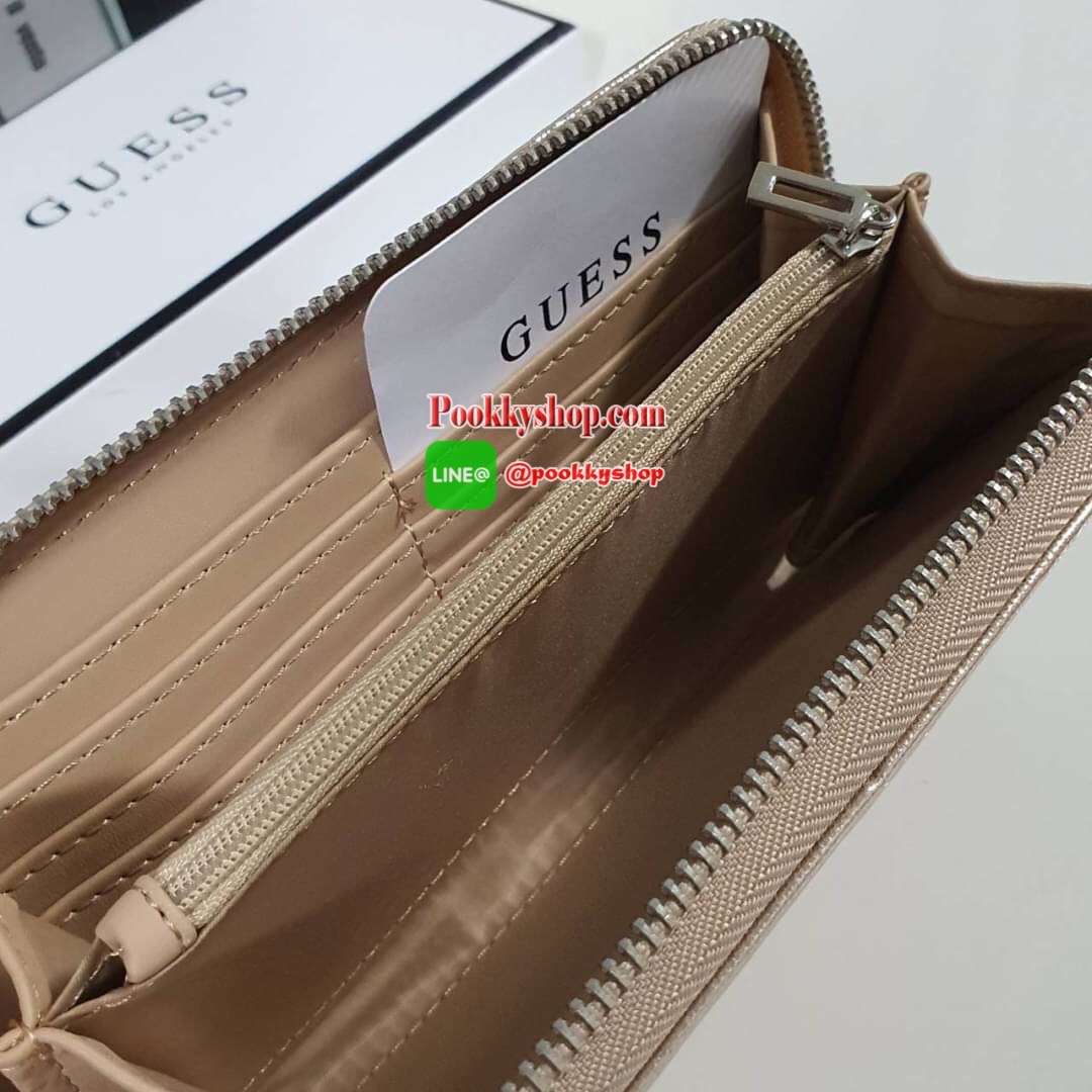 GUESS WOMEN'S WALLET กระเป๋าตังค์แบบซิปรอบ หนังลาย SAFFIANO ประดับโลโก้แบรนด์ด้านบน ด้านในมีซิปกลาง ไว้ใส่เหรียญ มีช่องใส่บัตรหลายช่อง ช่องใส่ธนบัตรมี2ช่องใหญ่ น้ำหนักเบา อุปกรณ์ครบ ห้ามพลาดค่า!