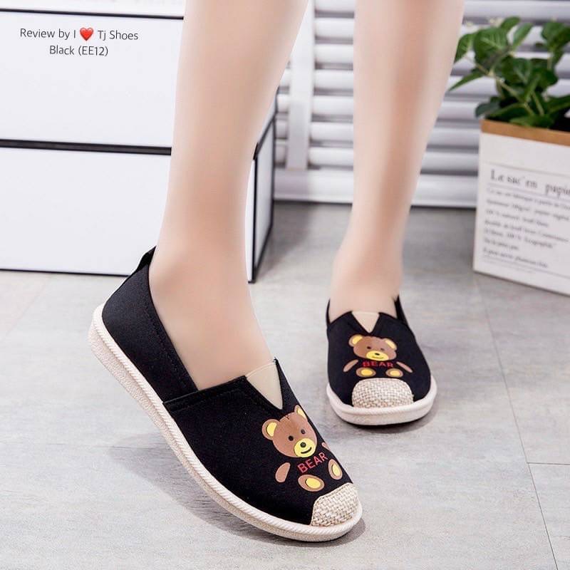 พร้อมส่งรองเท้าน้องหมีสุดน่ารักๆ ขายดีมากๆ รุ่นนี้ใส่นิ่มดีมาก สวมใส่ง่ายใส่บายเท้ามาก เดินนุ่มสบายสุดๆ จับแมทกับชุดง่าย ใส่แล้วดูเกร๋ดูน่ารักมากๆ *** ของจริงงานดีสวยเป๊ะมาก สวยเกินราคา สวยด้วยเพื่อสุขภาพเท้าที่ดีด้วย ควรมีไว้เป็นคู่โปรด เป็นรุ่นที่ทางร้า