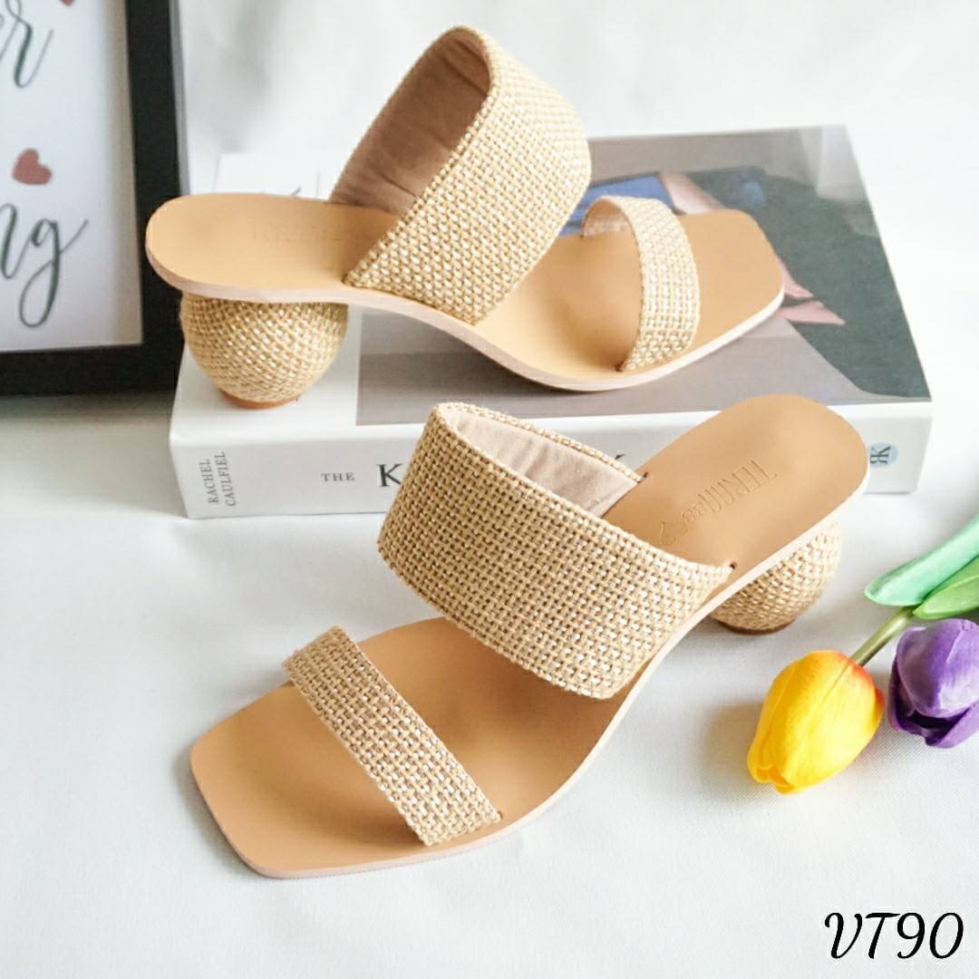 VT90 พร้อมส่ง เพิ่งมา พร้อมส่ง สวยอีกแล้ว ค่ะ รองเท้าส้นกลมสูง 2.5 นิ้ว ทรงสวมงาน ผ้ากระสอบตัวใหม่ งานดีมากกก ตัวสายนิ่มมาก ใส่สบายสุดๆ งานปังล่าสุดปีนี้ค่ะ ฤดูกาลนี้ บอกเลย ว่า งานปังมาก แบบสวย แมตกับเสื้อผ้าได้ทุกชุดเลยจ้า