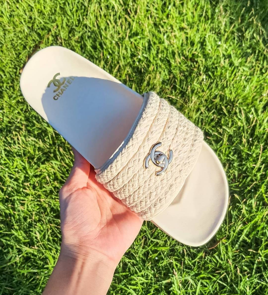 พร้อมส่ง รองเท้าแตะ chanel สีขาวตัวใหม่ โลโก้อะไหล่ทอง พื้นแบรนด์ สวยและนิ่ม ไม่เจ็บเท้า คือดีย์